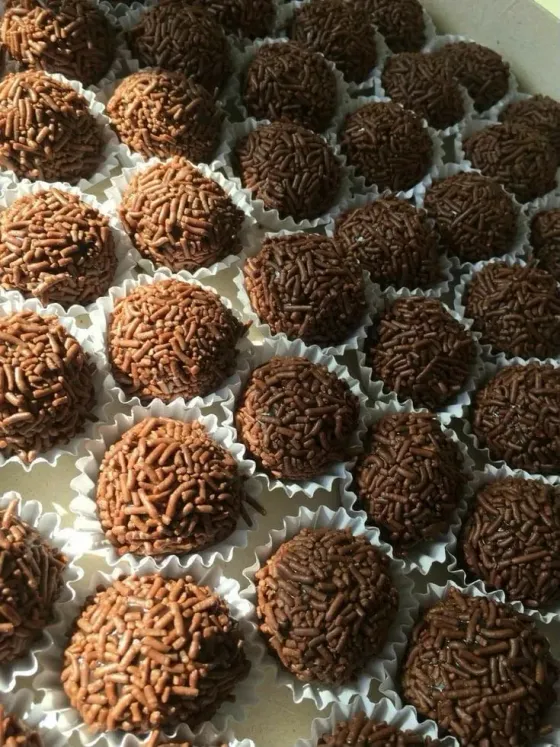 Bandeja de brigadeiros da época em que a Bianca vendia doces