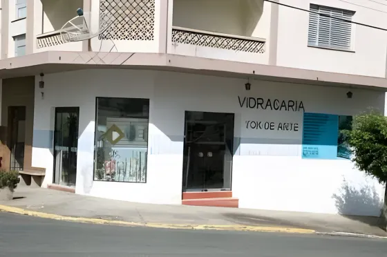 A vidraçaria dos pais da Bianca, onde ela começou no comercial aos 3 anos