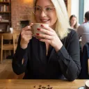 Bianca Lolli tomando café